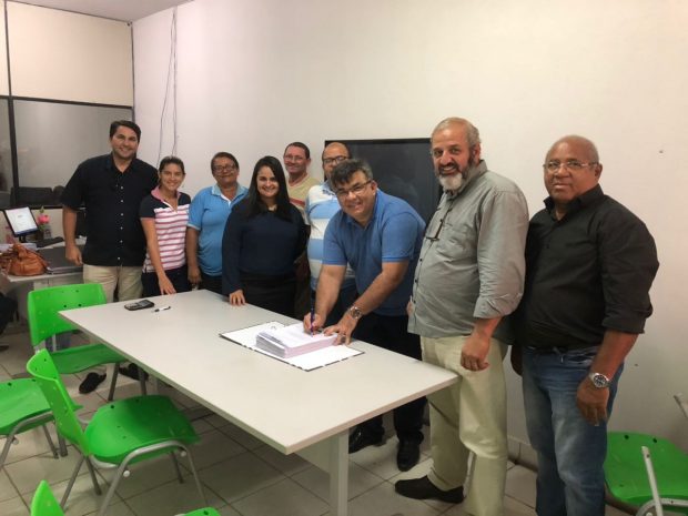 Prefeito assina ordem de serviço para obras de drenagem e pavimentação em várias ruas do Centro de Caaporã