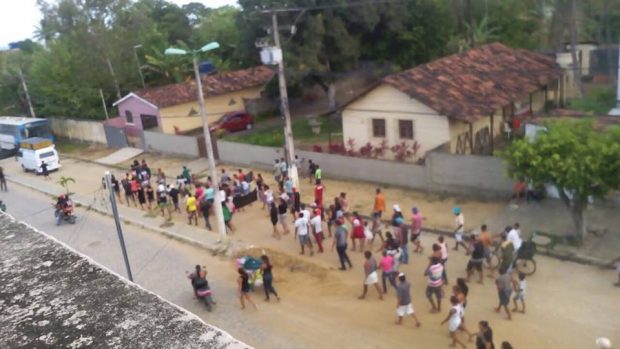 Oposição desesperada apela para factoides e até protestos de ‘gatos pingados’ no Litoral Sul