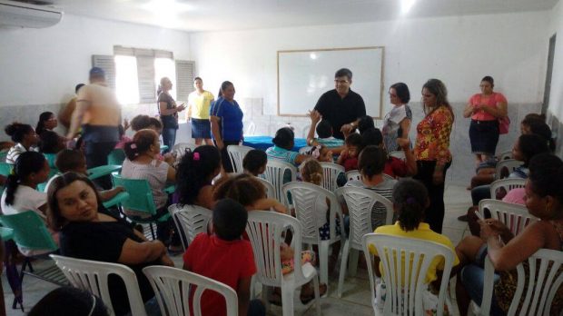 Prefeito de Caaporã visita escola Rita Araújo e ouve sugestões de professores, alunos e pais