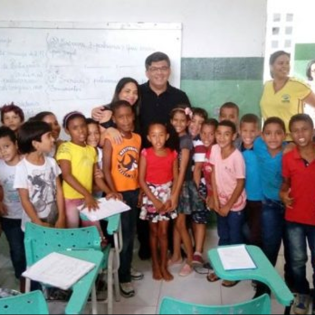 Prefeito de Caaporã visita escola Rita Araújo e ouve sugestões de professores, alunos e pais