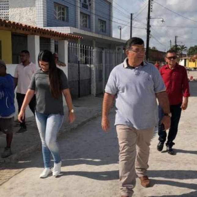 Prefeito Kiko Monteiro vistoria serviço de reposição de calçamento na Rua Elias Batista, em Caaporã