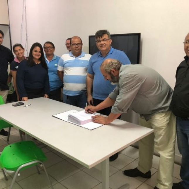 Prefeito assina ordem de serviço para obras de drenagem e pavimentação em várias ruas do Centro de Caaporã