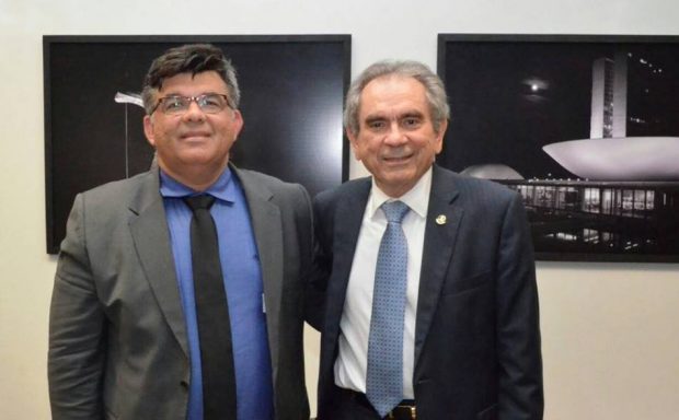 Em Brasília, prefeito de Caaporã conquista verba para calçamento de ruas, Van e solicita reabertura do BB