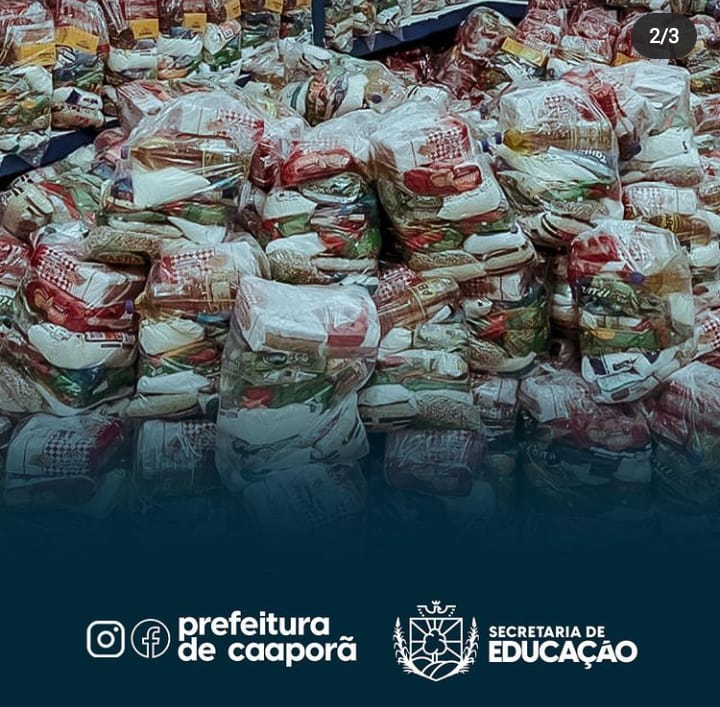 Secretaria de Educação entrega cestas básicas a famílias de alunos da Rede Municipal de Ensino