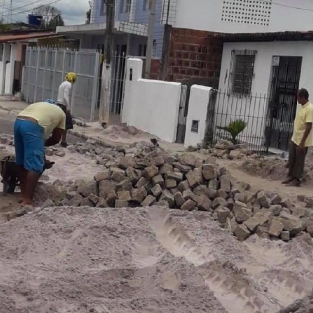 Prefeitura de Caaporã realiza reposição de calçamento na Rua Elias Batista, no bairro Santo Antônio